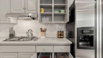 Geladeira, micro-ondas, fogão, cooktop