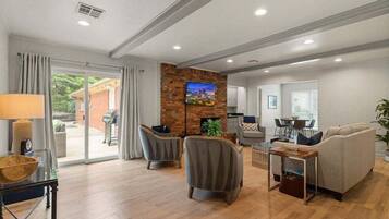 TV, videogames, DVD player, livros