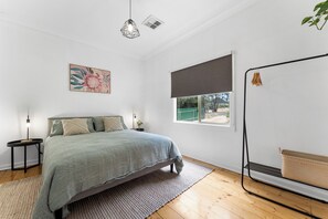 3 bedrooms, iron/ironing board, WiFi, bed sheets