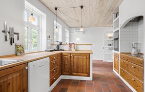 Jääkaappi, liesi, astianpesukone, kahvin-/teenkeitin