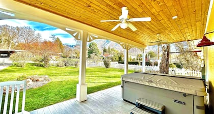 NEW HOT TUB Holladay Farmhouse - Cozy, Convenient