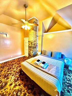 3 bedrooms, iron/ironing board, WiFi, bed sheets - NEW HOT TUB Holladay Farmhouse - Cozy, Convenient (Salt Lake City)