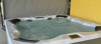 NEW HOT TUB Holladay Farmhouse - Cozy, Convenient