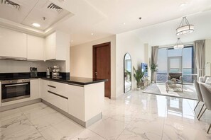 Køleskab, mikrobølgeovn, ovn, kogeplade