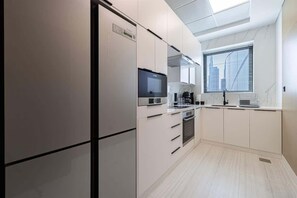 Køleskab, mikrobølgeovn, ovn, kogeplade