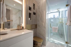 Een douche, een haardroger, handdoeken, shampoo