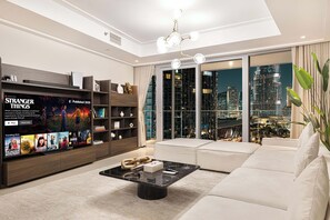 Een televisie, videogames, een stereo en een kantoor