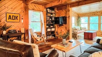 Una Smart TV, un reproductor de DVD, libros, una biblioteca de música