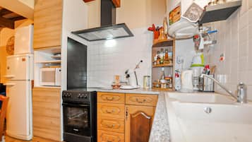 KylskÄp, spishÀll och kaffe- och tebryggare