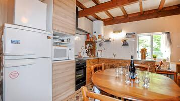Réfrigérateur, micro-ondes, plaque de cuisson, cafetière/bouilloire