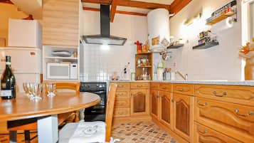 KylskÄp, spishÀll och kaffe- och tebryggare