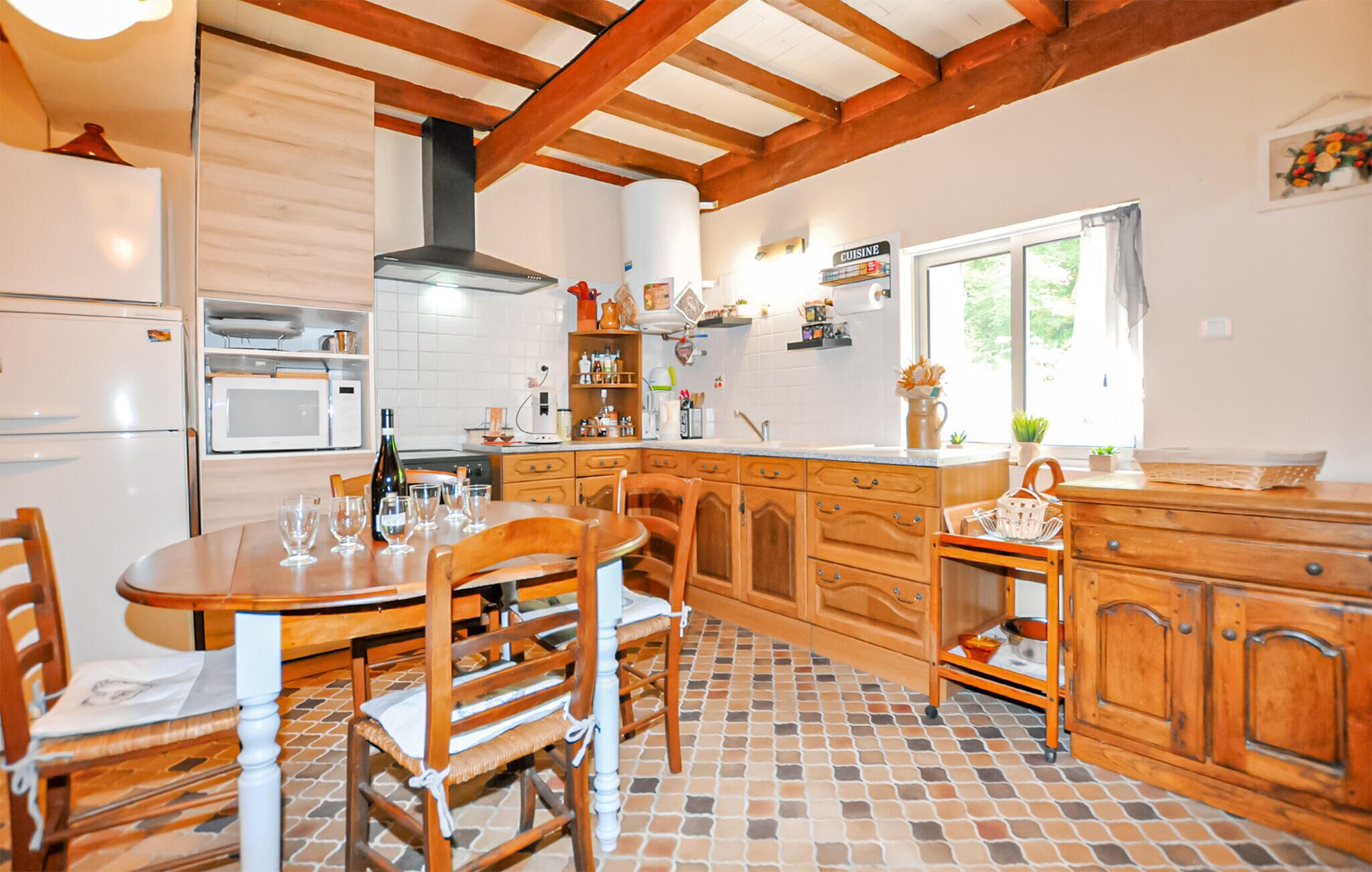 Geladeira, cooktop, cafeteira/chaleira