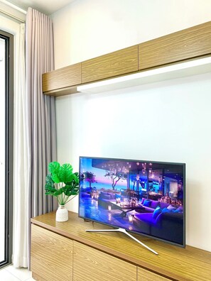 City Apartment, Balcony, Partial Lake View | Ruang tamu