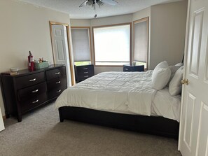 4 bedrooms, iron/ironing board, WiFi, bed sheets