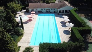 A heated pool - Maison des Platanes - Welkeys (Lissieu)