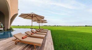 Piscine extérieure, parasols de plage, chaises longues