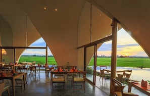 Serviço de café da manhã, almoço, jantar; vistas para a piscina