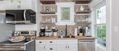 Geladeira, micro-ondas, fogão, cooktop