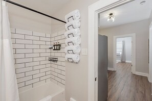 Secadora de cabello, bidet, toallas, jabón 