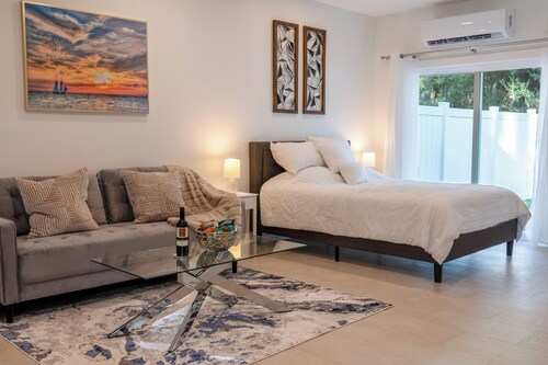 Spacious Modern 1B Studio w Patio, W&D