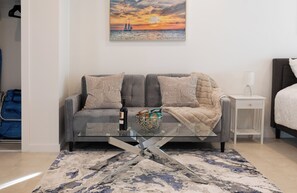 Smart TV - Spacious Modern 1B Studio w Patio, W&D (Naples)