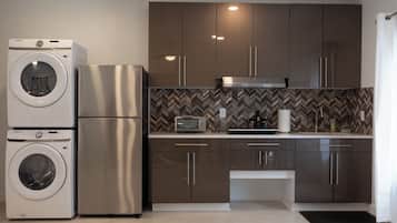 Køleskab, mikrobølgeovn, ovn, kogeplade