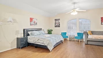 4 makuuhuonetta, työpöytä, silitysrauta/-lauta, vauvan matkasänky