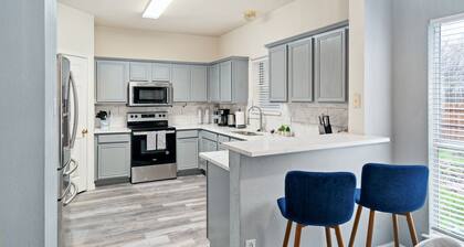 Hot Tub! 4BR 3BA Modern, newly remodeled, 16 ppl
