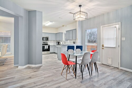 4BR 3BA Modern, newly remodeled, 16 ppl