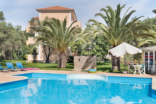 Apartment 'Garden View 2' with Shared Pool, Wi-Fi and Air Conditioning