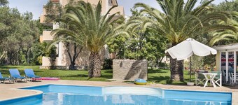 Apartment 'Garden View 2' with Shared Pool, Wi-Fi and Air Conditioning