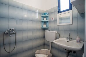 Suihku, hiustenkuivaaja, pyyhkeet