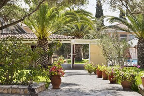 Property grounds - Apartment 'Sea View 2' with Shared Pool, Wi-Fi and Air Conditioning (Kefalonia)