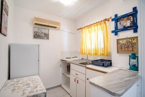 Fridge, stovetop, coffee/tea maker, electric kettle - Room 'Studio 10' with Mountain View, Wi-Fi and Air Conditioning (Logaras)