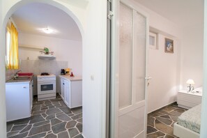 Fridge, stovetop, coffee/tea maker, electric kettle - Apartment 'Studio 11' with Mountain View, Wi-Fi and Air Conditioning (Logaras)