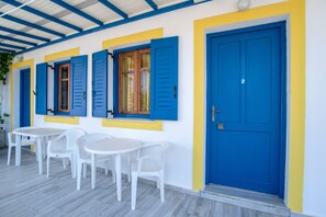 Outdoor dining - Room 'Studio 2' with Mountain View, Wi-Fi and Air Conditioning (Logaras)