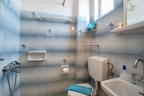 Dusj, hårføner og håndklær