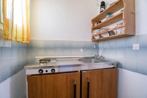 Kjøleskap, kokeplater, kaffetrakter/tekoker og vannkoker