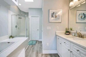 Jetted bath, hair dryer, towels, soap - Mickey's Dream Spot (Davenport)
