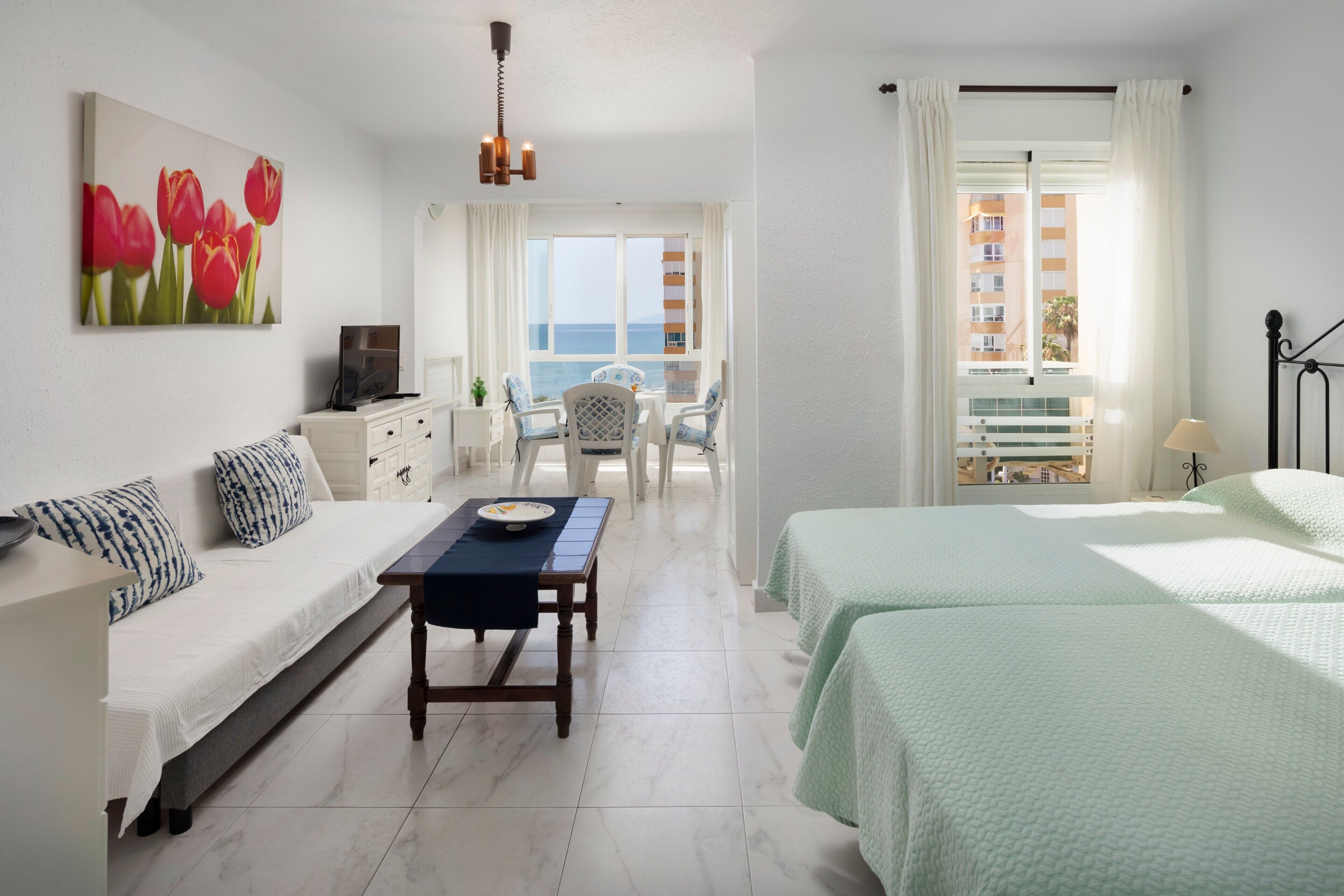Tabla de planchar con plancha, wifi gratis y ropa de cama 