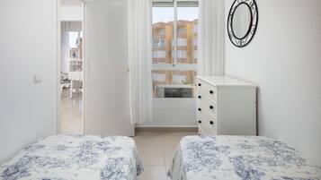 1 slaapkamer, een strijkplank/strijkijzer, gratis wifi, beddengoed