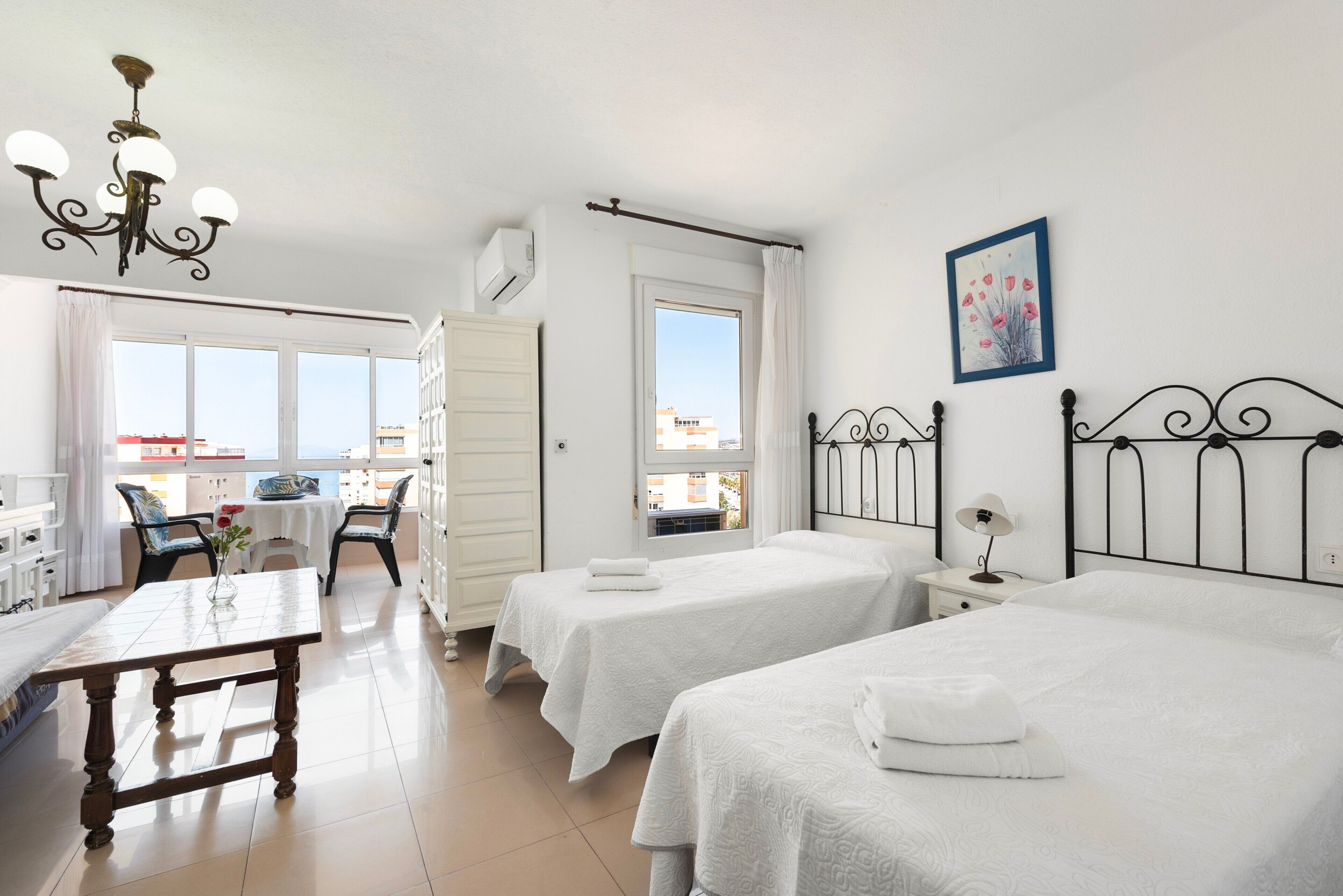 1 habitación, tabla de planchar con plancha, wifi gratis y ropa de cama 