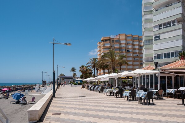 Outdoor dining - Apartment 'Bloque 85' with Sea View, Shared Pool and Wi-Fi (Torrox costa)