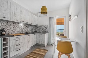 Køleskab, mikrobølgeovn, kogeplade, kaffe-/temaskine