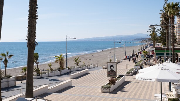 A coastal promenade with a beach, palm trees, and outdoor seating areas. - Studio Apartment 'Estudio Bloque 90' with Sea View, Wi-Fi and Air Conditioning (Torrox)