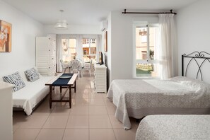 Tabla de planchar con plancha, wifi gratis, ropa de cama