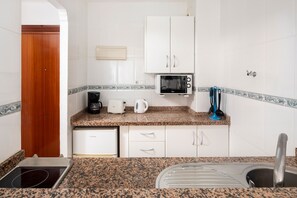 Kühlschrank, Mikrowelle, Herdplatte, Wasserkocher mit Kaffee-/Teezubehör