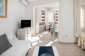 TV - Apartment 'Estudio 03 -09' with Sea View, Wi-Fi and Air Conditioning (Torrox)
