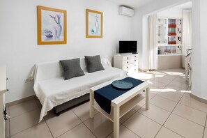 TV - Apartment 'Estudio 03 -09' with Sea View, Wi-Fi and Air Conditioning (Torrox)