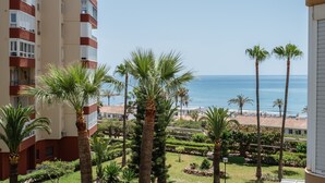 A high-rise building with balconies overlooking a landscaped area with palm trees and a view of the ocean. - Studio Apartment 'Estudio 03-10' with Sea View, Wi-Fi and Air Conditioning (Torrox)